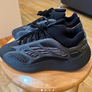 SOLD⭐️ Yeezy 700 V3 ‘Dark Glow’ sneakers